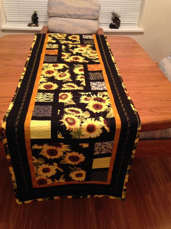 Sunflower TAI15112341 Quilted Table Runner